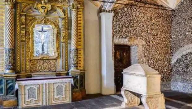 La singular Capilla de los Huesos