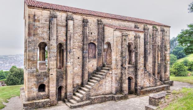 Vista lateral de Santa María el Naranco