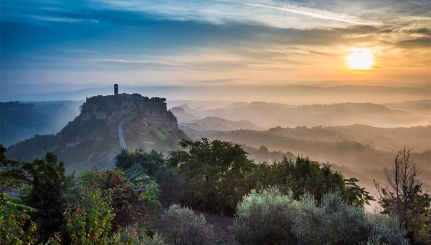 Preciosa vista de Cività di Bagnoregio antes del amanecer