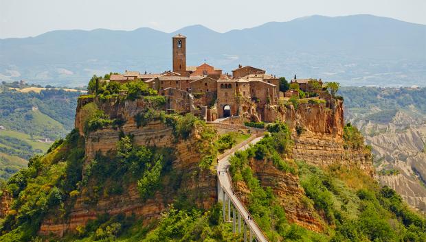 Solo se puede acceder al pueblo por el puente