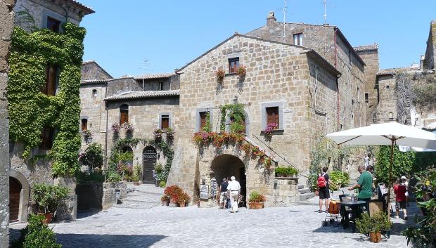 El pueblo atrae a numerosos visitantes