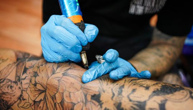 Imagen de archivo de dos hombres en un estudio de tatuajes