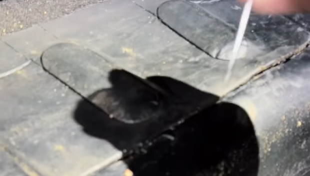 Este alfiler en el maletero daba acceso al segundo escondite