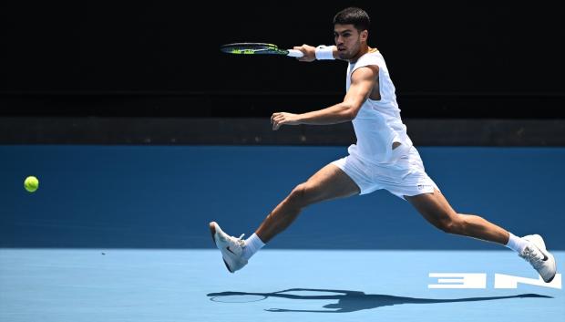 14 January 2026, Australia, Melbourne: Spanish tennis player Carlos Alcaraz in action during a practice session ahead of the Australian Open tennis tournament at Melbourne Park in Melbourne. Photo: Joel Carrett/AAP/dpa

14/1/2026 ONLY FOR USE IN SPAIN