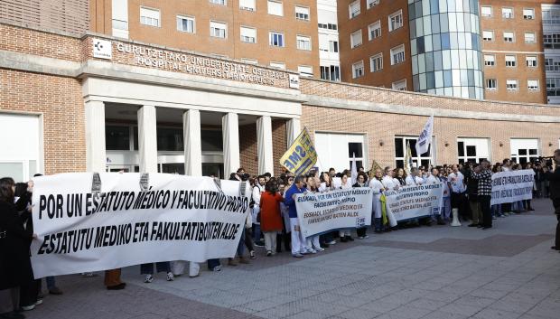 Concentración de médicos en el Hospital de Cruces en Barakaldo durante la primera jornada de huelga por un estatuto marco propio