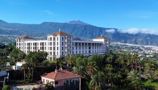 Gran Hotel Taoro de Tenerife con el Teide al fondo