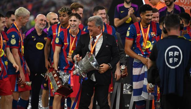 Joan Laporta levanta la Supercopa de España 2026