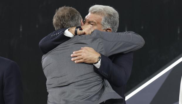 Hansi Flick y Joan Laporta, abrazados tras la Supercopa de España