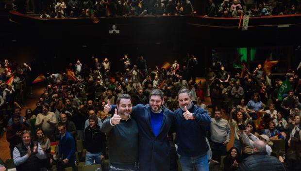 Santiago Abascal, con los cabezas de lista en Teruel y Huesca, Alejandro Nolasco y David Arranz