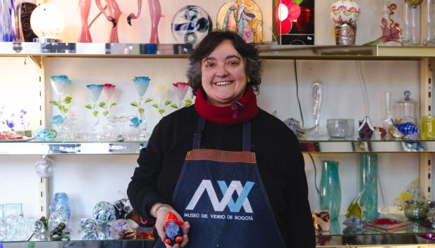 Ana Llavador, maestra artesana en cristal y vidrio