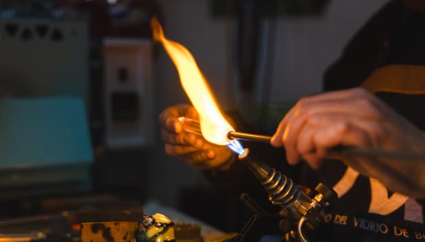 Ana Llavador, maestra artesana en cristal y vidrio, desde Guardo