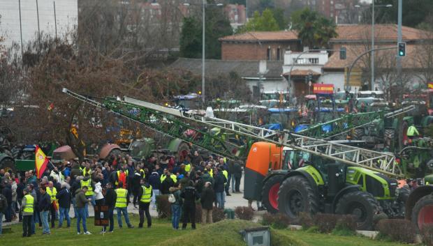 Centenares de tractores y personas protestan ante la sede de las Cortes por el tratado de Mercosur.

CLAUIDA ALBA/EUROPA PRESS
15/1/2026