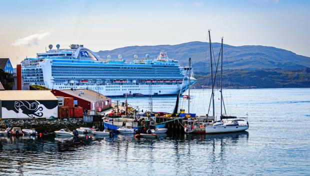 Crucero en el puerto de Qaqortoq