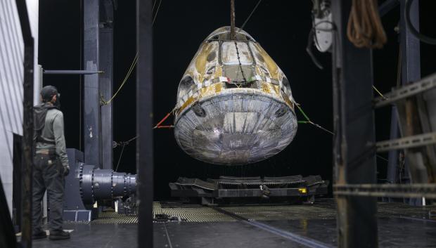 Equipos de apoyo a bordo de la nave de recuperación alrededor de la nave espacial SpaceX Dragon