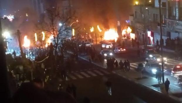 Vehículos incendiados durante una protesta en la plaza Saadat Abad de Teherán, el pasado 9 de enero