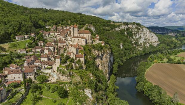 El pueblo vive suspendido sobre el río Lot