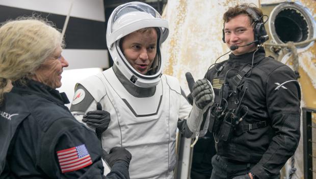 El cosmonauta de Roscosmos, Oleg Platonov, recibe ayuda para salir de la nave espacial SpaceX Dragon