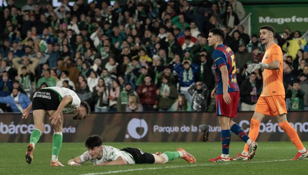 SANTANDER, 15/01/2026.- El delantero del Racing Manex Lozano (2i) se lamenta tras fallar una ocasión de gol en el partido de octavos de final de Copa del Rey que Racing de Santander y FC Barcelona disputan este jueves en El Sardinero, en la capital cántabra. EFE/Román G. Aguilera