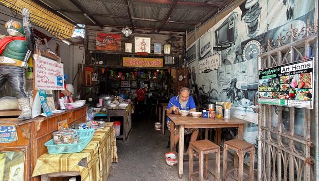 Local de comida en un pueblo de la provincia de Lampang