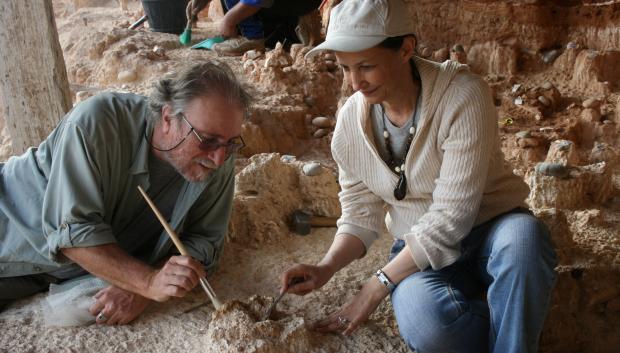 os investigadores Jean-Paul Raynal y Fatima Zohra Sihi-Alaoui, codirectores del programa Programa Prehistoria de Casablanca durante la excavación que condujo al descubrimiento de una de las mandíbulas