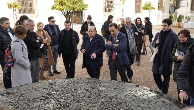 La estación tiflológica, con reproducciones de la Mezquita Catedral ofrece información táctil.