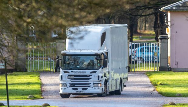 Camiones en Royal Lodge, la que fue la casa de Andrew Mountbatten-Windsor hasta ahora