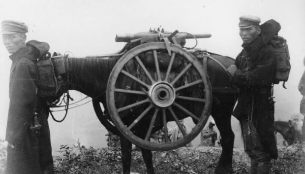 Soldados japoneses junto a un caballo que carga un cañón Meiji 31 durante la guerra ruso-japonesa en 1904 o 1905.