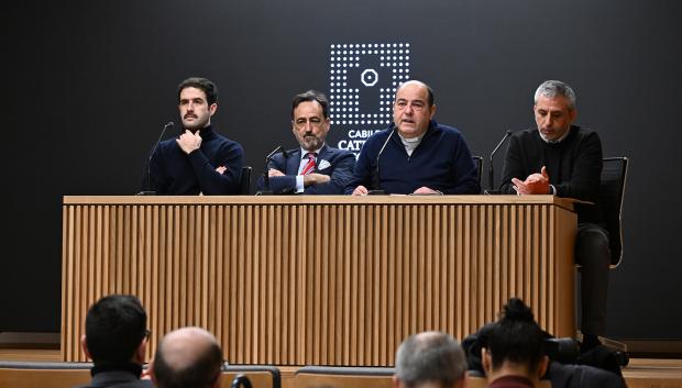 Representates del equipo que lo ha hecho posible, junto al canónigo portavoz, durante la presentación
