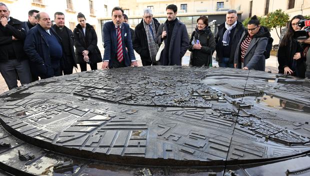 La maqueta de bronce