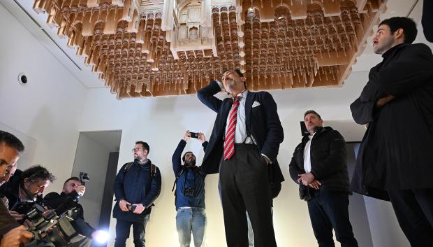 La maqueta suspendida