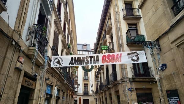 Una pancarta pidiendo amnistía a los presos de ETA en la Parte Vieja de San Sebastián