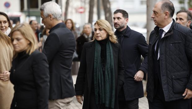 Imagen de la vicepresidenta de la Generalidad Valenciana, Susana Camarero y la delegada del Gobierno Pilar Bernabé asistiendo al funeral en recuerdo de los cuatro valencianos fallecidos en un naufragio en Indonesia.