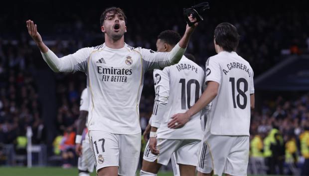 El defensa del Real Madrid Raúl Asencio celebra su gol contra el Levante