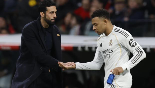 Kylian Mbappé, junto a su nuevo entrenador, Álvaro Arbeloa