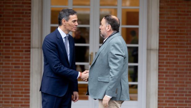 El presidente del Gobierno, Pedro Sánchez, recibe al presidente de ERC, Oriol Junqueras, en el Palacio de la Moncloa