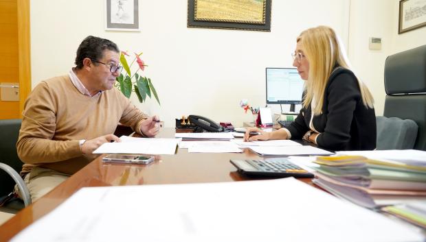 El alcalde de Viana de Cega (Valladolid), Alberto Collantes, en su día a día como regidor