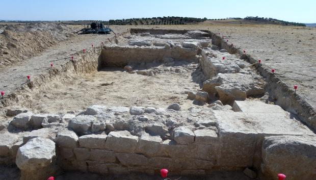 Vista de la cata A. Edificio en la cabecera este del Foro