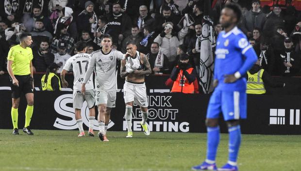 ALBACETE, 14/01/2026.- Los jugadores del Albacete celebran el tercer gol de su equipo durante el partido de octavos de final de la Copa del Rey que Albacete Balompié y Real Madrid disputan este miércoles en el estadio Carlos Belmonte. EFE/Manu