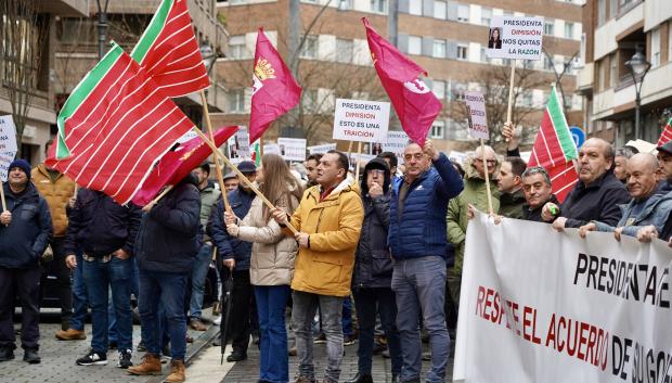 Los regantes del Páramo Bajo de León se movilizan ante la CHD para exigir que cumpla los compromisos firmados