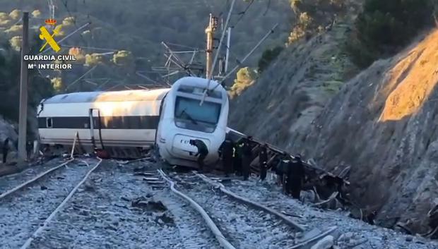 ADAMUZ (CÓRDOBA), 19/01/2026.-Vista aérea del accidente de trenes cerca de Adamuz (Córdoba) este lunes. Un total de 39 personas han fallecido en el accidente de trenes de Ademuz (Córdoba), cuando un tren de la compañía Iryo que había salido de Málaga con destino a Puerta de Atocha (Madrid) con 317 personas a bordo descarriló sus tres últimos vagones e invadió la vía contigua por la que en ese momento circulaba otro convoy de Renfe con destino a Huelva, que también descarriló.-EFE/ Guardia Civil ***SOLO USO EDITORIAL/SOLO DISPONIBLE PARA ILUSTRAR LA NOTICIA QUE ACOMPAÑA (CRÉDITO OBLIGATORIO)***