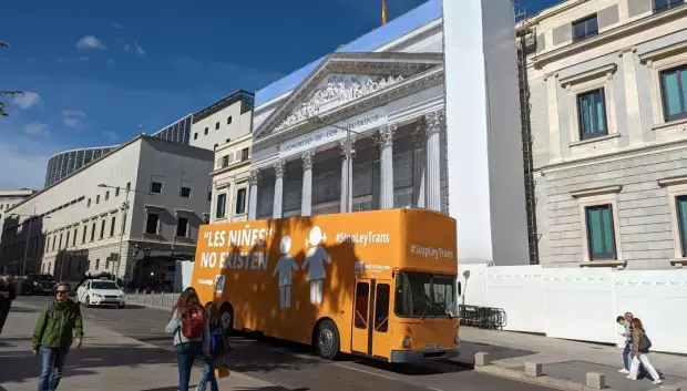 El autobús, frente al Congreso, en Madrid