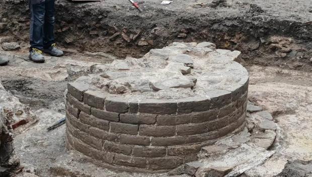 Una de las columnas halladas durante la excavación, que fueron clave para confirmar el descubrimiento de la mítica Basílica de Vitruvio