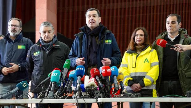 Juanma Moreno, durante la comparecencia a los medios en el pabellón deportivo de Adamuz