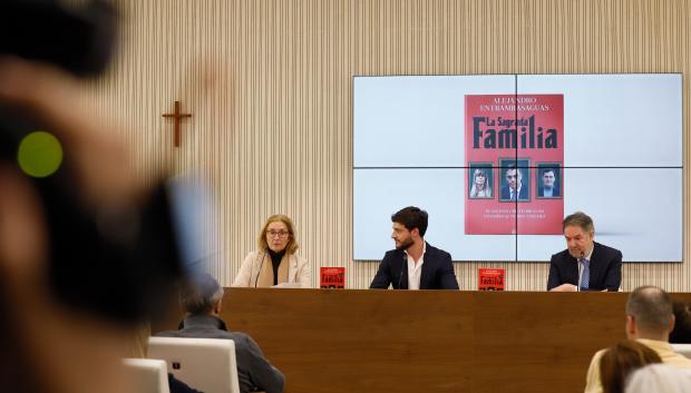 La editora Ymelda Navajo y el director de El Debate, Bieito Rubido, presentan con Alejandro Entrambasaguas su libro