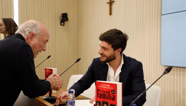 Alejandro Entrambasaguas firma ejemplares de 'La Sagrada Familia' tras la presentación