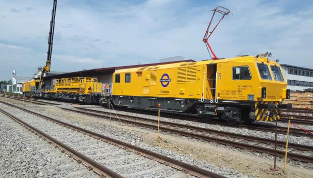 Cada noche las máquinas de mantenimiento arreglan baches y desperfectos