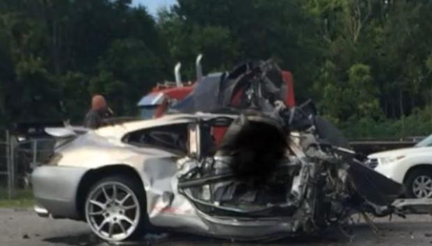 El Porsche directamente se desintegra a causa de la colisión