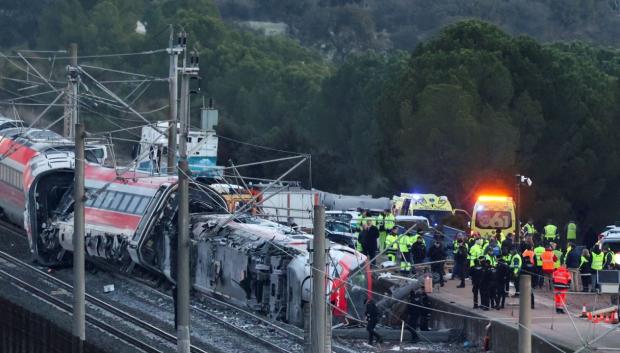La violencia del impacto hace que unos vagones colapsen contra otros