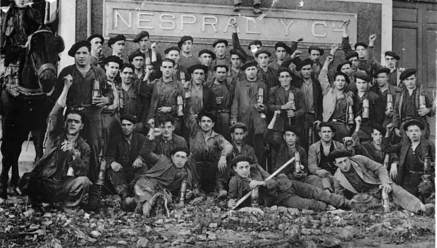 Grupo de mineros con el puño en alto en 1934, a la entrada del Pozo Entrego de Nespral y Cía