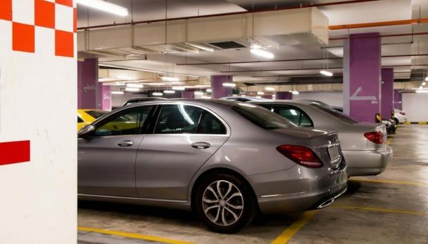 Los nuevos coches no caben en sus plazas